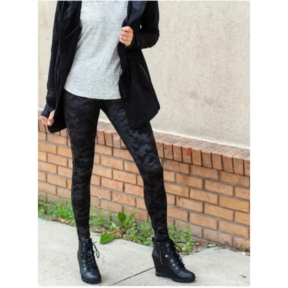 New with Tags SPANX Faux Leather Camo Leggings SZ 2X - Picture 4 of 16